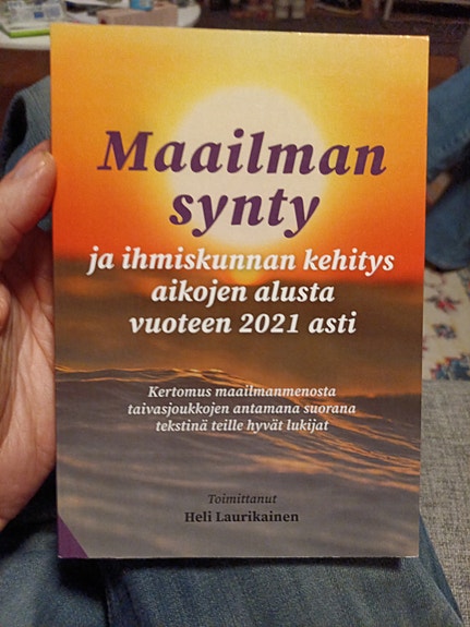 Heli Laurikainen Maailman synty kirja