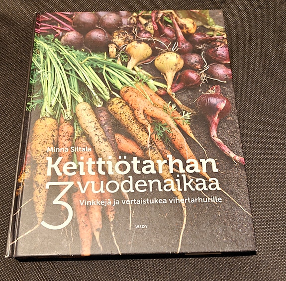 Keittiötarhan 3 vuodenaikaa puutarhakirja