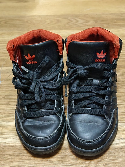 Myydään lasten Adidas lenkkarit
