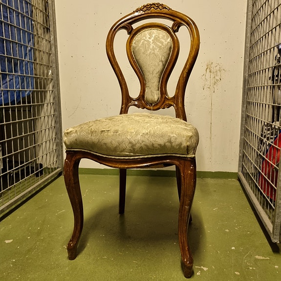 Vanha antiikkinen tuoli
