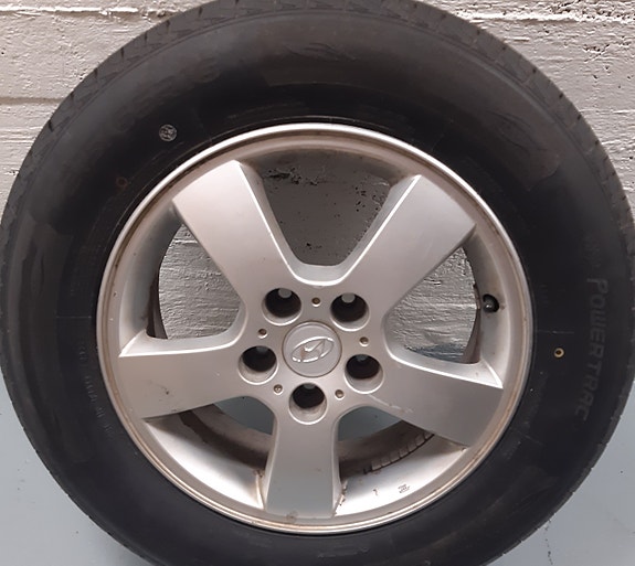 Hyundai alkuperäisvanteet renkaineen (215/65/16)