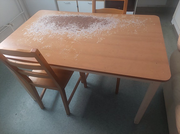 IKEA ruokapöytä ja tuolit puunvärinen