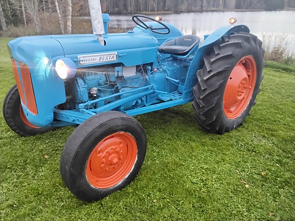 Fordson Dexta traktori sininen