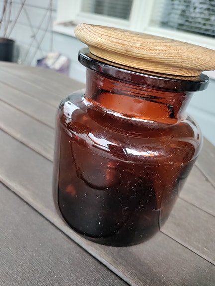 Lasipurkki puukannella ruskea