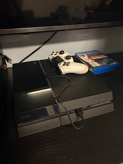 Sony PlayStation 4 pelikonsoli + ohjain