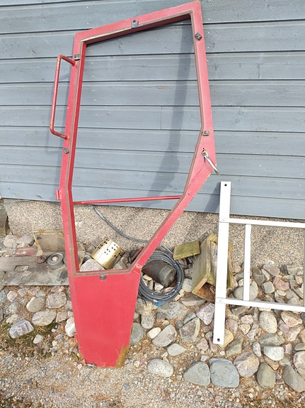 Metallinen punainen traktorin ovi