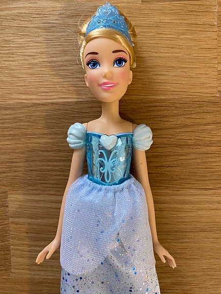 Disney Tuhkimo nukke