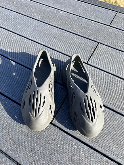 Yeezy sandaalit koko 44 harmaa