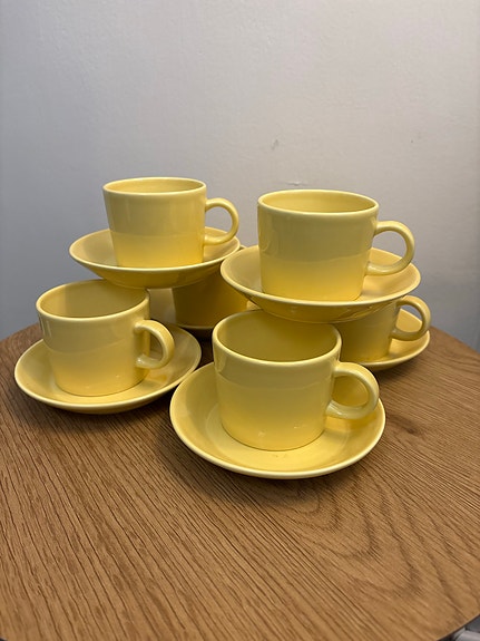 Iittala kahvikuppi ja aluslautanen keltainen