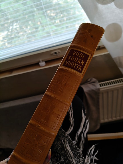 Viisi sodan vuotta - kovakantinen kirja