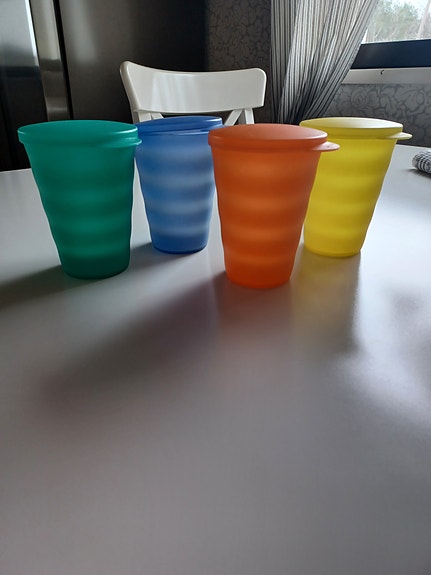 Tupperware Samba muovimukit kansilla monivärinen setti