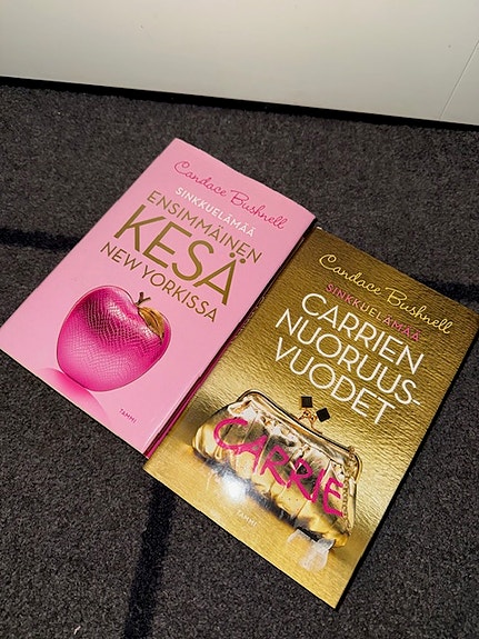 Candace Bushnell romaanit Ensimmäinen kesä New Yorkissa ja Carrien nuoruusvuodet