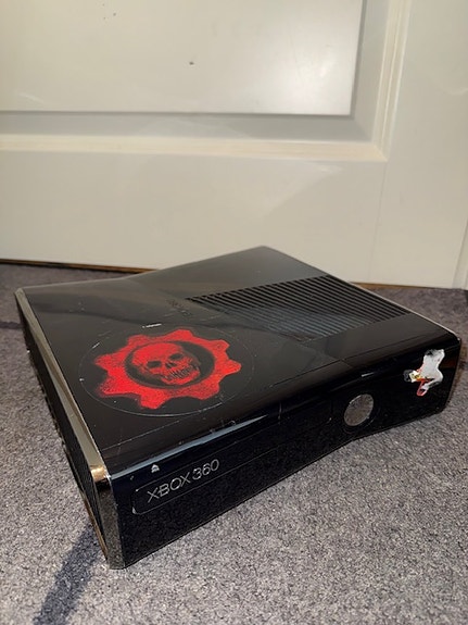 Microsoft Xbox 360 pelikonsoli musta ja kaksi ohjainta