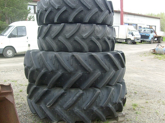 Traktorin pyörät. ( John Deere )