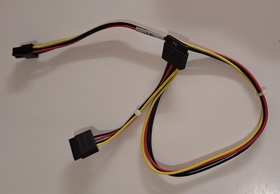 4 pin => 2 x SATA -kaapeli