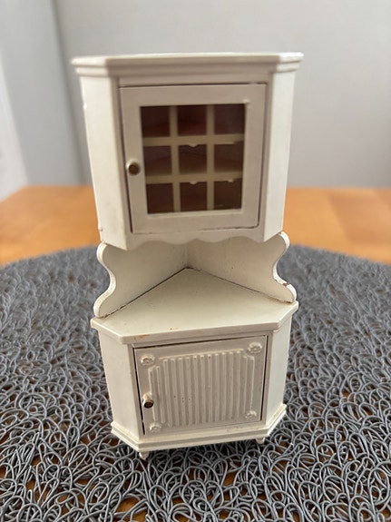 Lundby nukkekodin kulmakaappi