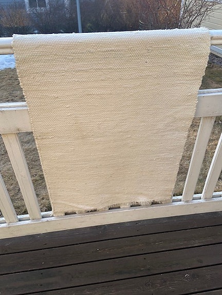 lievä raidallinen matto