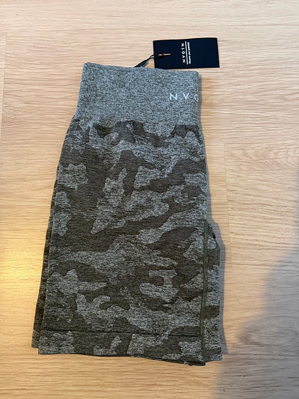 NVGTN khakin vihreät camo shortsit