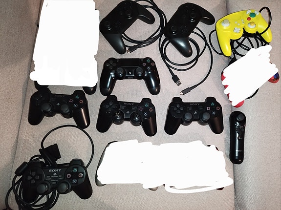 Paljon ohjaimia PlayStation 2, 3, 4 ja Nintendo Switch