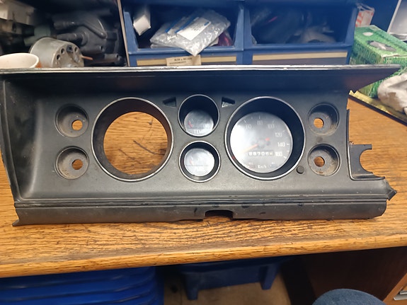 Datsun 100 A mittarit