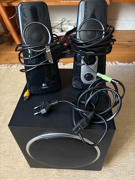 Logitech kaiuttimet / kaiutinjärjestelmä subwooferilla