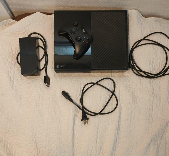 Xbox One, ohjain ja pelejä
