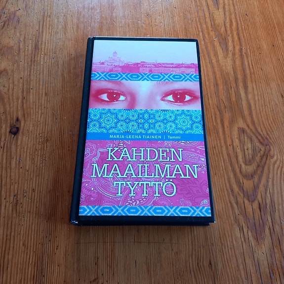 Kahden maailman tyttö - Marja-Leena Tiainen