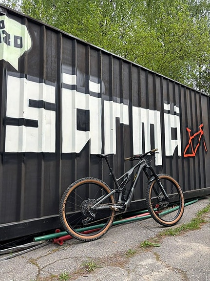 Specialized Stumpjumper, hiilikuiturunkoinen täysjousitettu maastopyörä