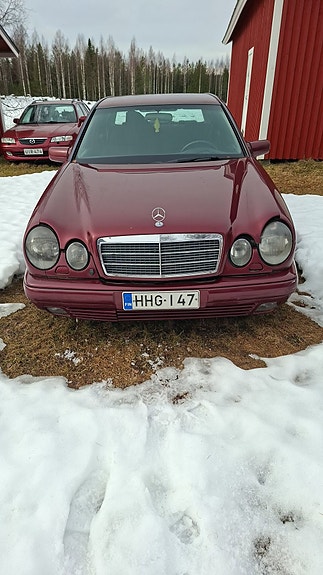 Mercedes-Benz E 300 Turbodiesel henkilöauto punainen