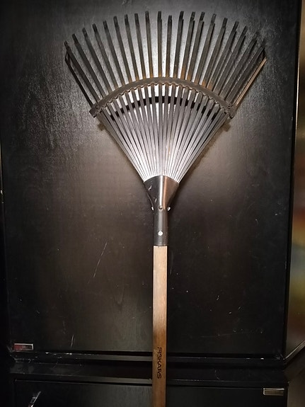 Fiskars lehtiharava metallipiikeillä ja puuvarrella