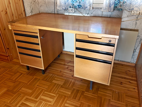 Työpöytä laatikostoilla 65x127x75
