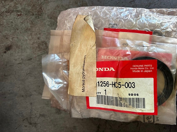 Honda mönkijän pyöränlaakeri + stefat
