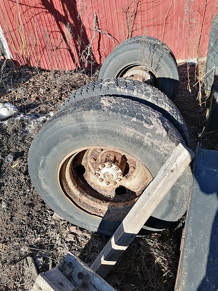 Volvo kuorma-auton perä renkaineen