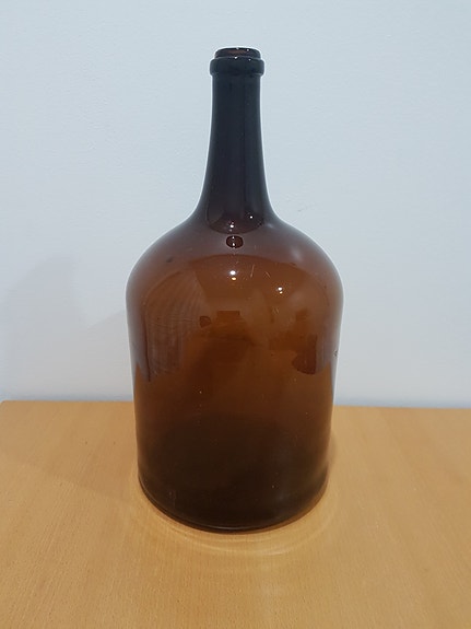 Vanha iso ruskea lasipullo korkeus 36 cm