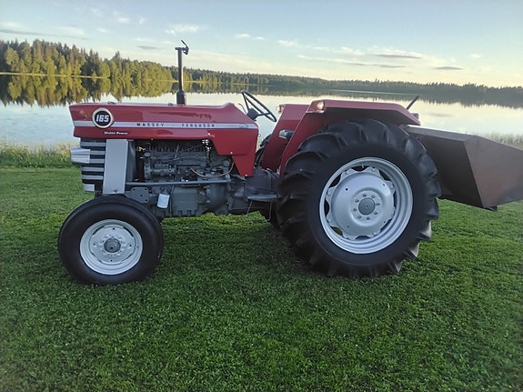 Massey Ferguson 165 traktori punainen