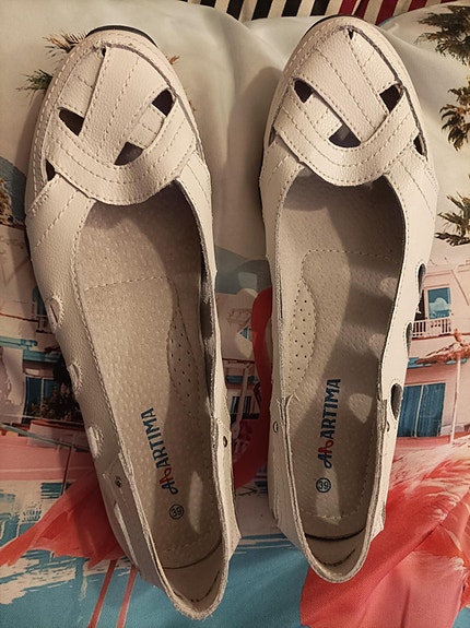 Valkoiset Artima-merkkiset loaferit tai avokkaat. Koko 39.