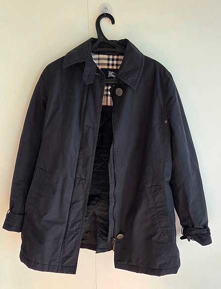 Välikausitakki / kevyt toppatakki Burberry, musta/nova check (koko 36)