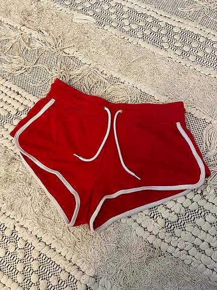 Punaiset shortsit