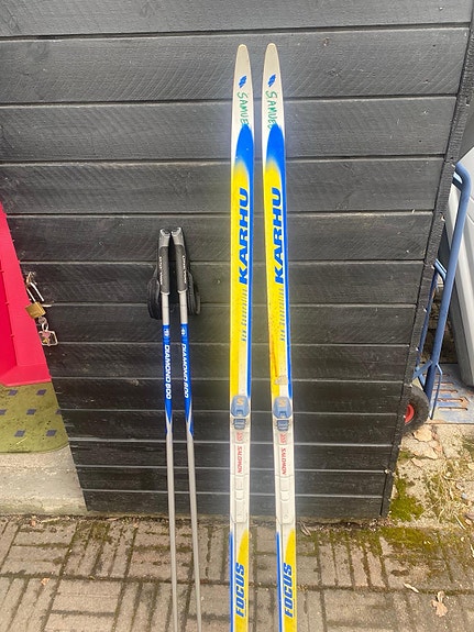 Karhu sukset + sauvat maastohiihtosetti