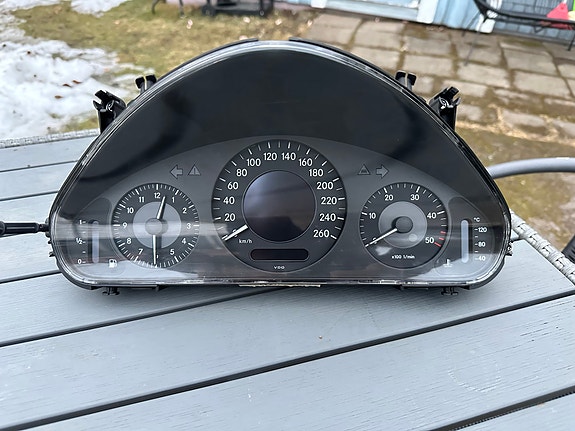 Mercedes-Benz mittaristo / nopeusmittari (VDO)