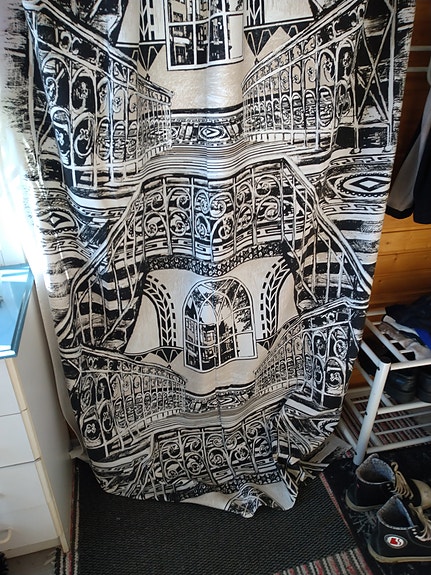 Pimentävä, musta kuviollinen verho, kork. 240cm lev. 140cm