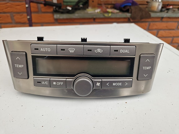 Toyota Avensis T25 ilmastoinnin ohjauspaneeli