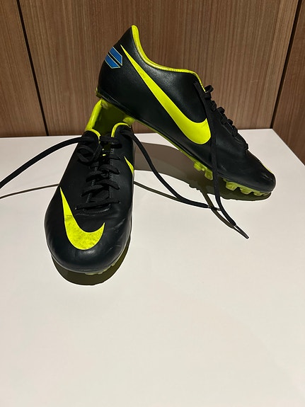 Nike jalkapallokengät nappulat musta–keltainen