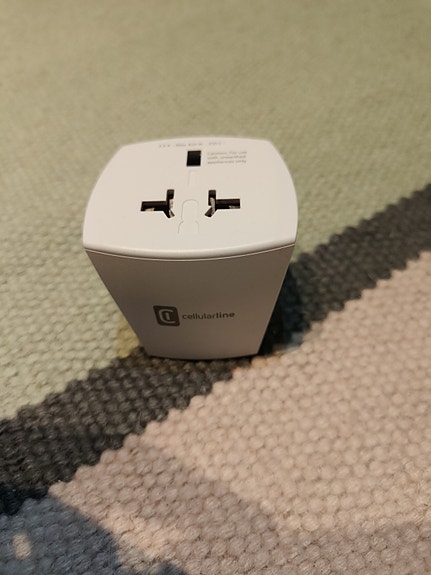 Yleismallinen matka-adapteri