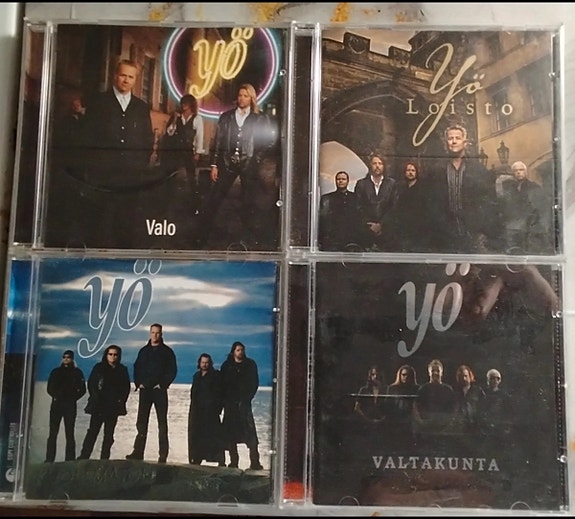 4kpl Yö yhtyeen CD levyjä