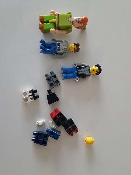 Figuureja ja legon osia.