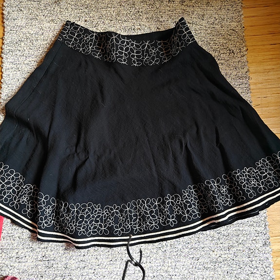 Kirjailtu hame - Ale!
