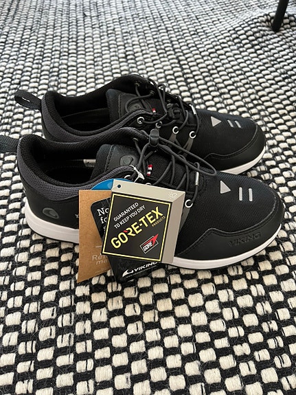Uudet Viking gore-tex välikausilenkkarit 36
