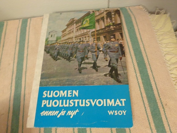 Kirja - Suomen Puolustusvoimat ennen ja nyt