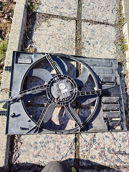 Skodan  (vag) jäähdyttimen tuuletin 5Q0959455AR